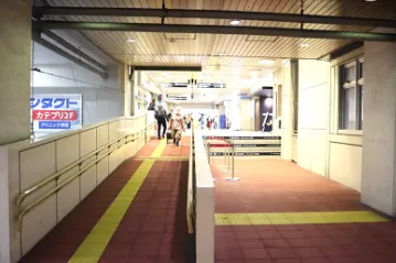 階段が見えてくるまで真っ直ぐお進みください
