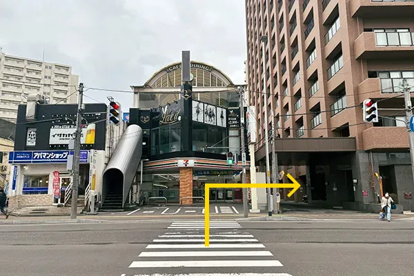横断歩道を渡り、矢印の方向へ。