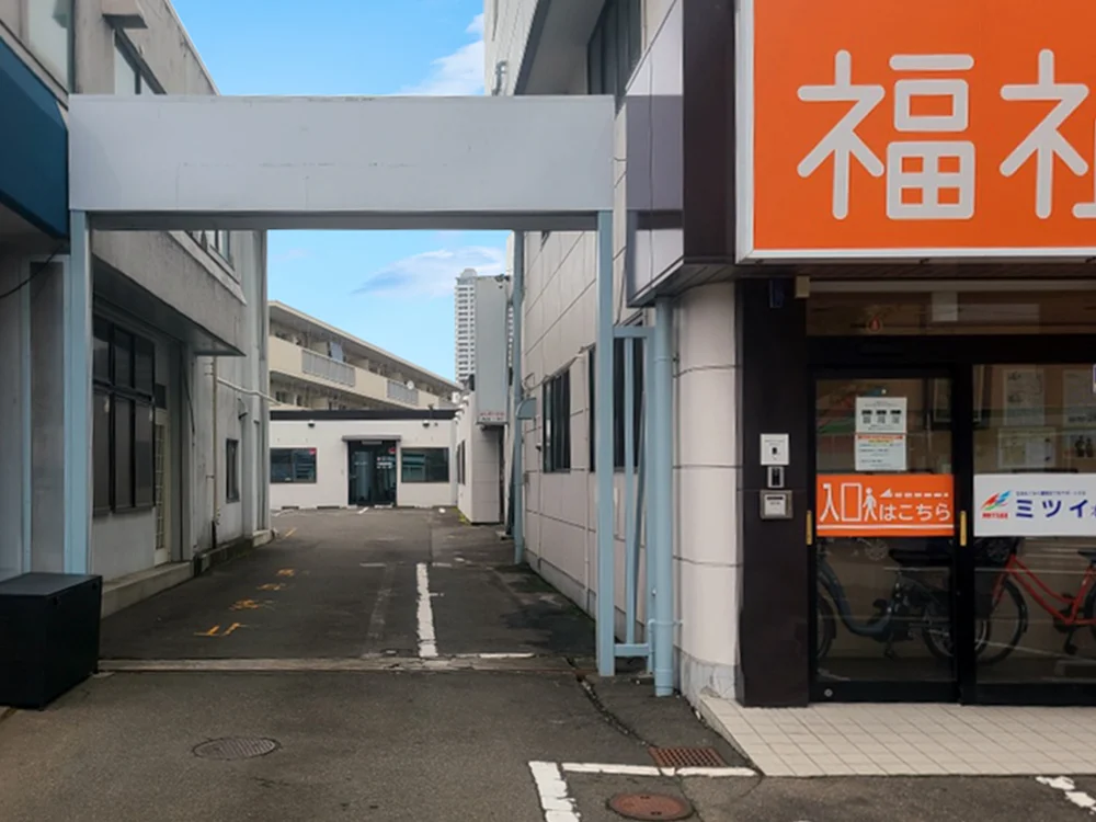 建物横の通路