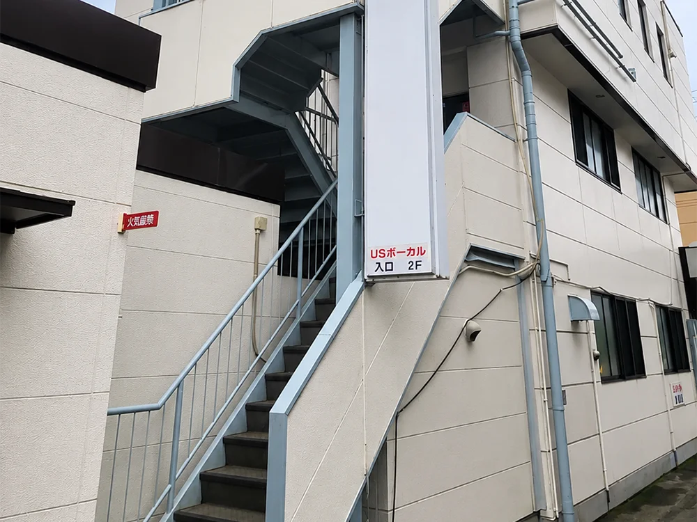 建物側面の外階段